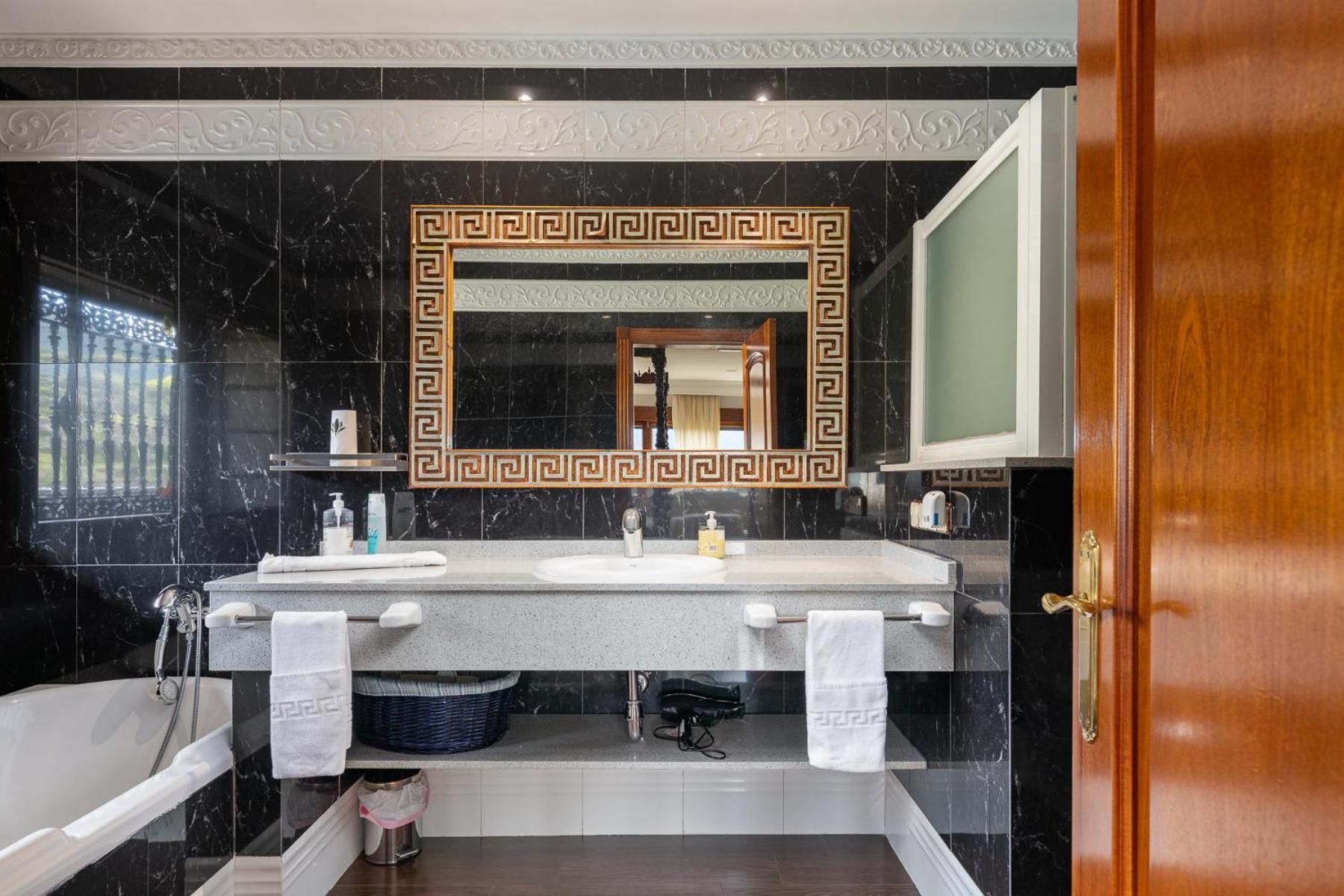 Mansion Con Jacuzzi A 40 Grados, Gran Piscina Y Padel El Tiemblo Exterior foto